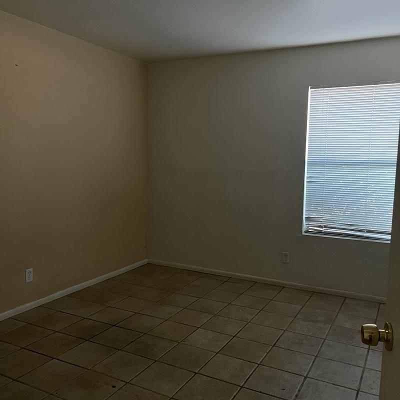 Listing photo 2 of 7