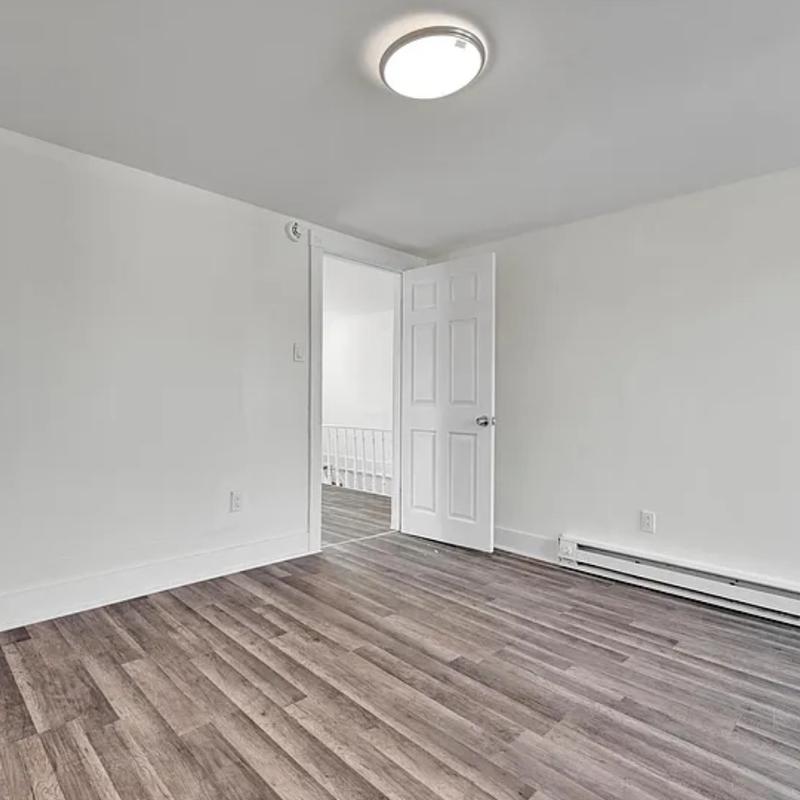 https://images.reputablerooms.com/processed/33777/listing/02a51ffe-1ac5-4d05-812c-2968b71f4bb2.jpeg