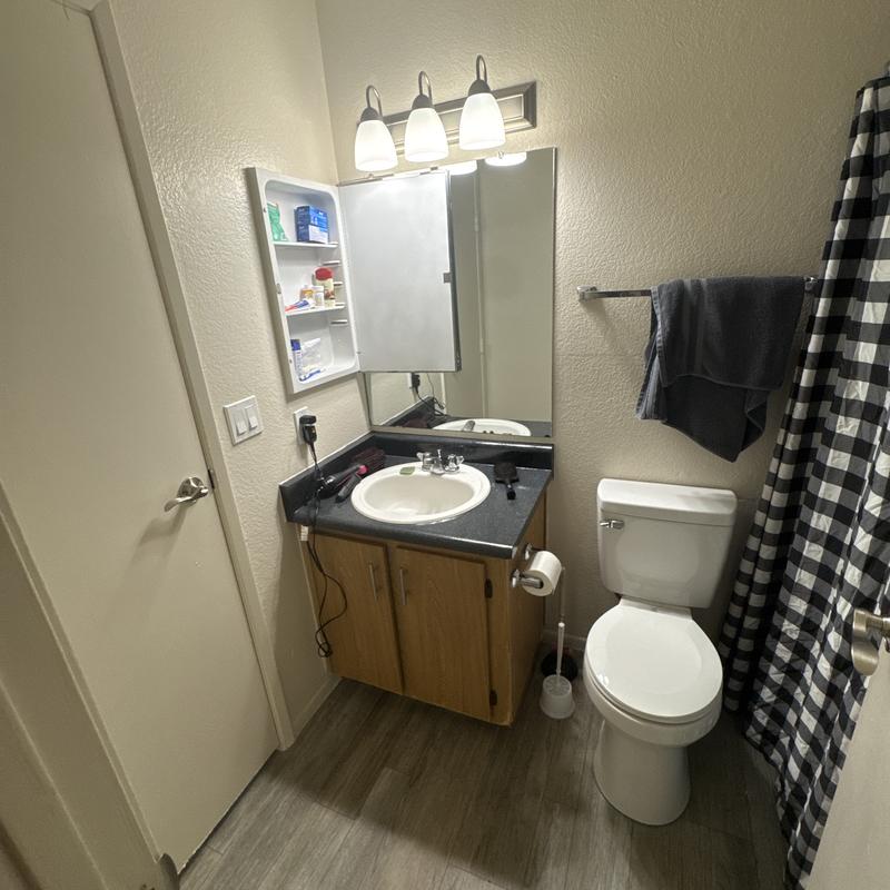 https://images.reputablerooms.com/processed/64147/listing/e6f3df6d-3e59-4356-8b9c-fb5ff2bd0160.jpeg