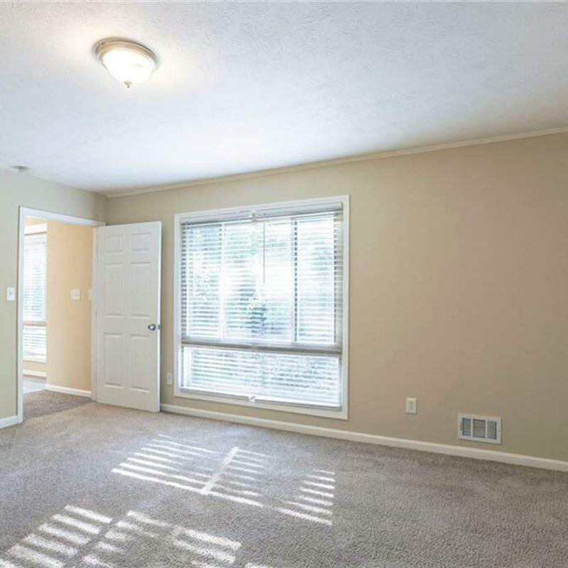 https://images.reputablerooms.com/processed/65059/listing/bc837b31-0d1c-4bf5-95ce-e047115ad15e.jpeg
