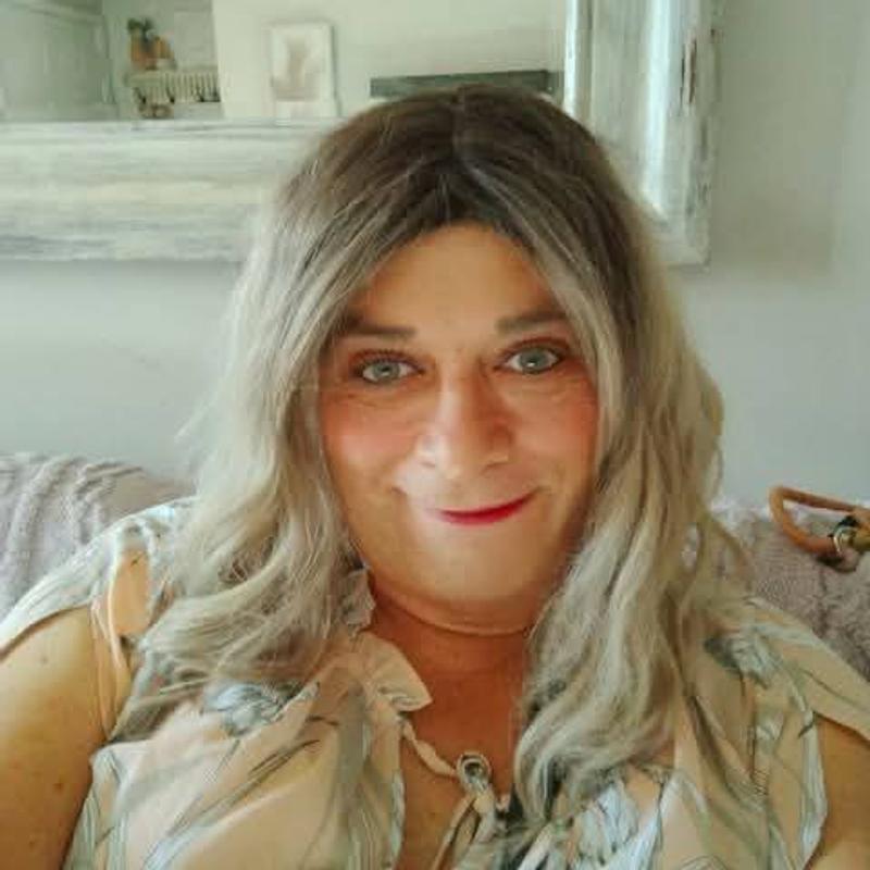 https://images.reputablerooms.com/processed/65769/profile/05b3ce2c-cd4c-4289-bc91-ed8947c80d29.jpeg