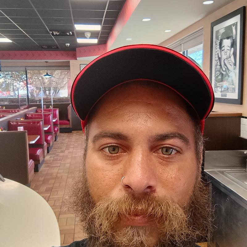https://images.reputablerooms.com/processed/66942/profile/b043bf3a-dde2-4847-b532-34f7d2e0638a.jpeg