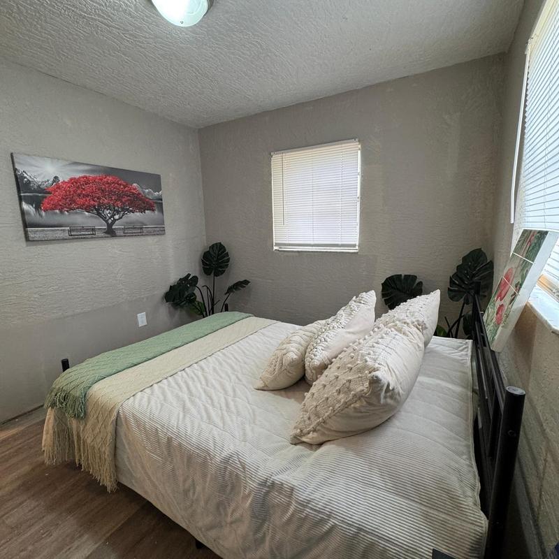 https://images.reputablerooms.com/processed/68921/listing/9bd9e168-e46c-43f0-b3dd-2c92df19343b.jpeg