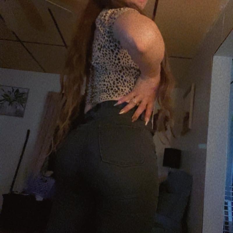 https://images.reputablerooms.com/processed/70421/profile/261307a4-362a-4251-906d-2a1c4ee4b27f.jpeg