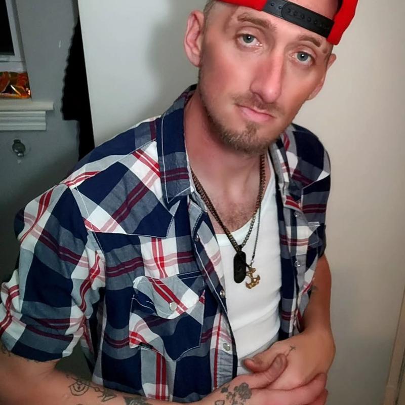 https://images.reputablerooms.com/processed/71744/profile/757cbd3d-3e6b-4677-a0e6-a516945c2226.jpeg