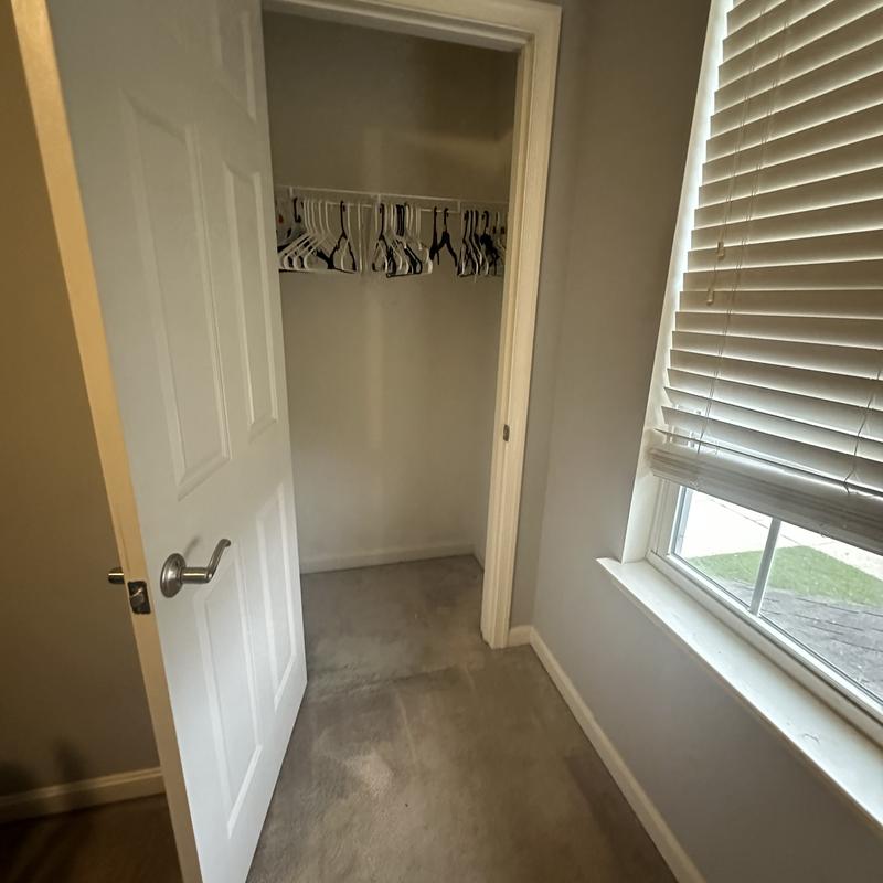 https://images.reputablerooms.com/processed/72224/listing/2ba77e83-29de-4452-9742-5c0ba59a5630.jpeg