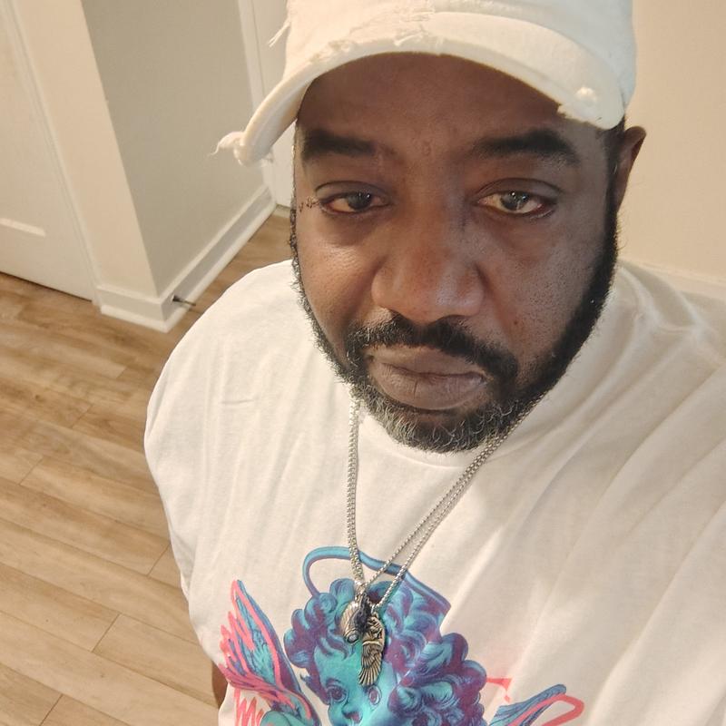 https://images.reputablerooms.com/processed/72915/profile/79af162b-11aa-4afa-9ad2-79222570c16e.jpeg