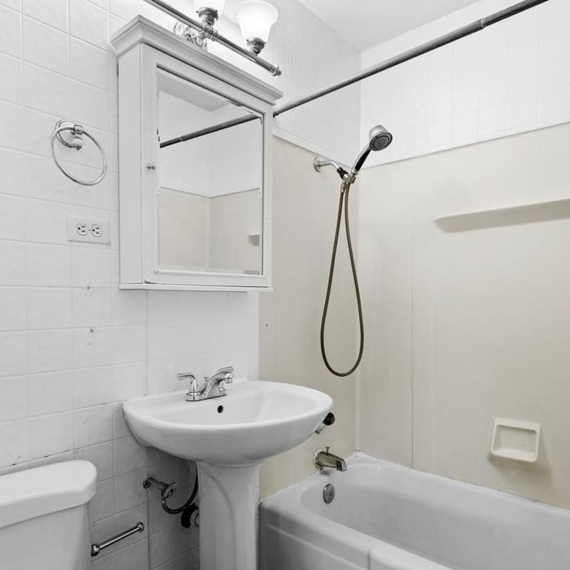 https://images.reputablerooms.com/processed/73034/listing/78fb90b8-c0ff-4cd1-adaa-d13767ae8f4c.jpeg