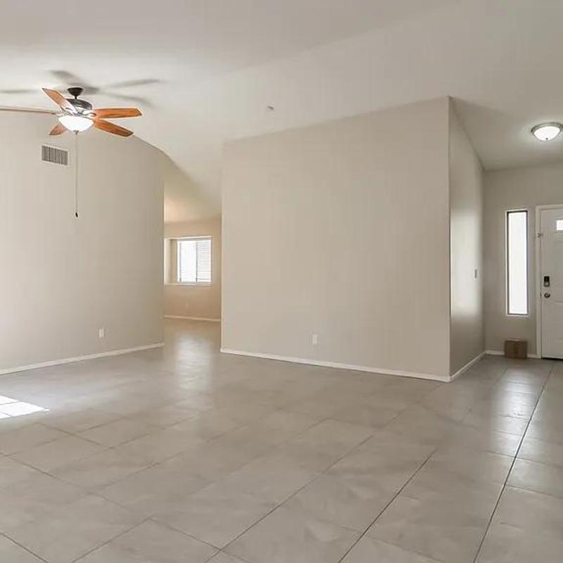 Listing photo 2 of 7