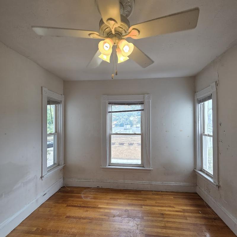 Listing photo 2 of 8