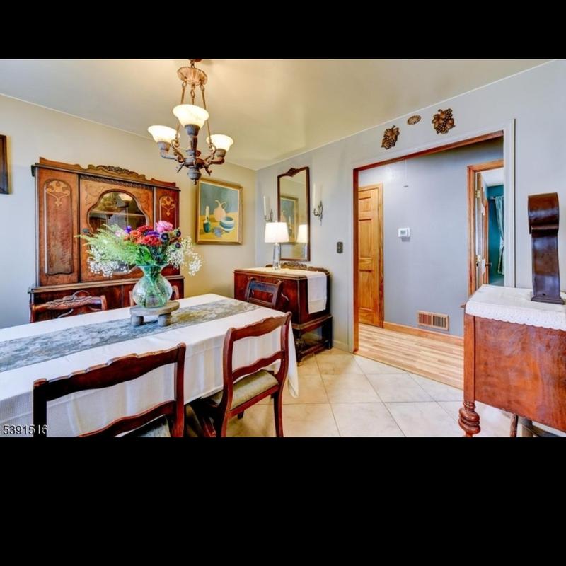 Listing photo 2 of 8