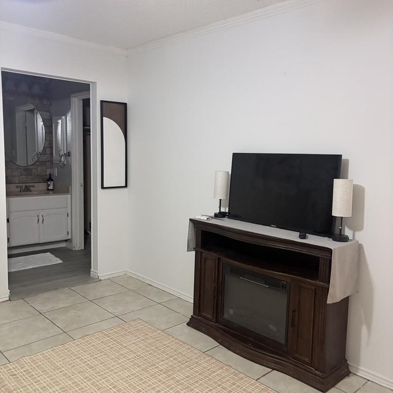 Listing photo 2 of 11