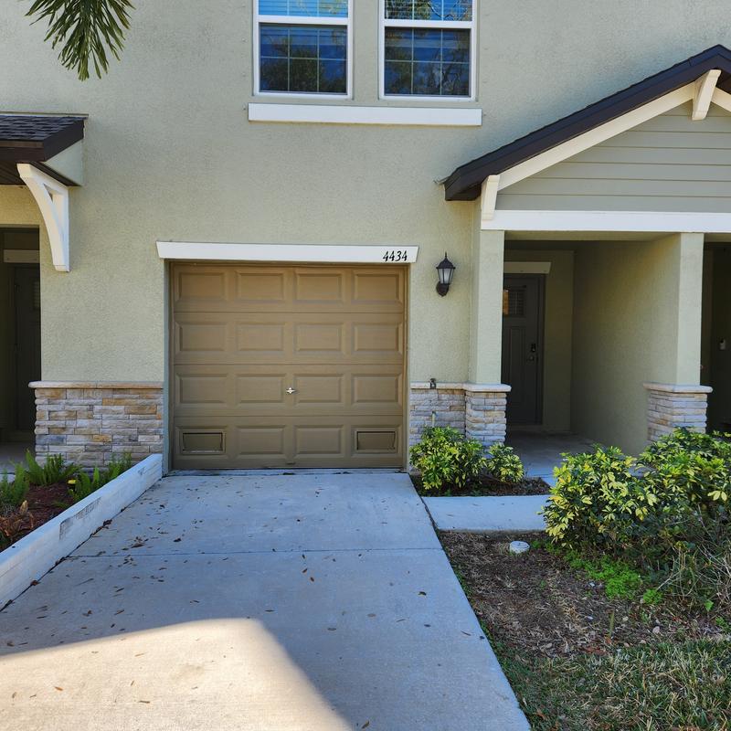 Listing photo 2 of 11