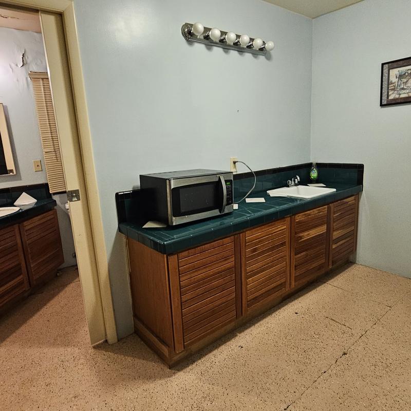 Listing photo 2 of 4