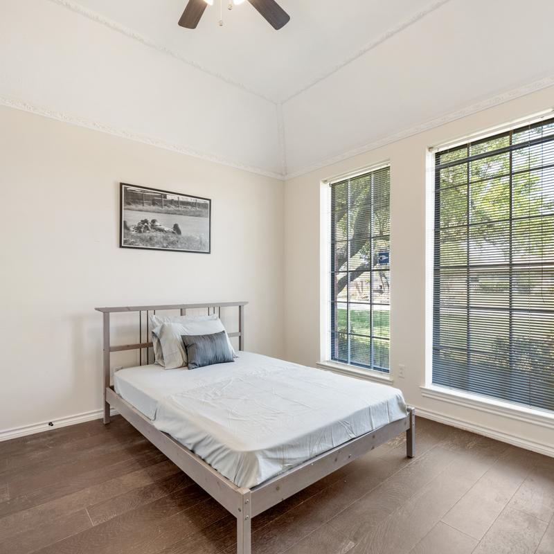 Listing photo 4 of 10