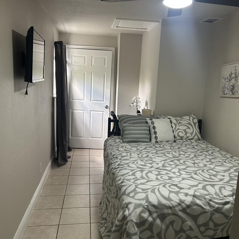 Listing photo 2 of 8