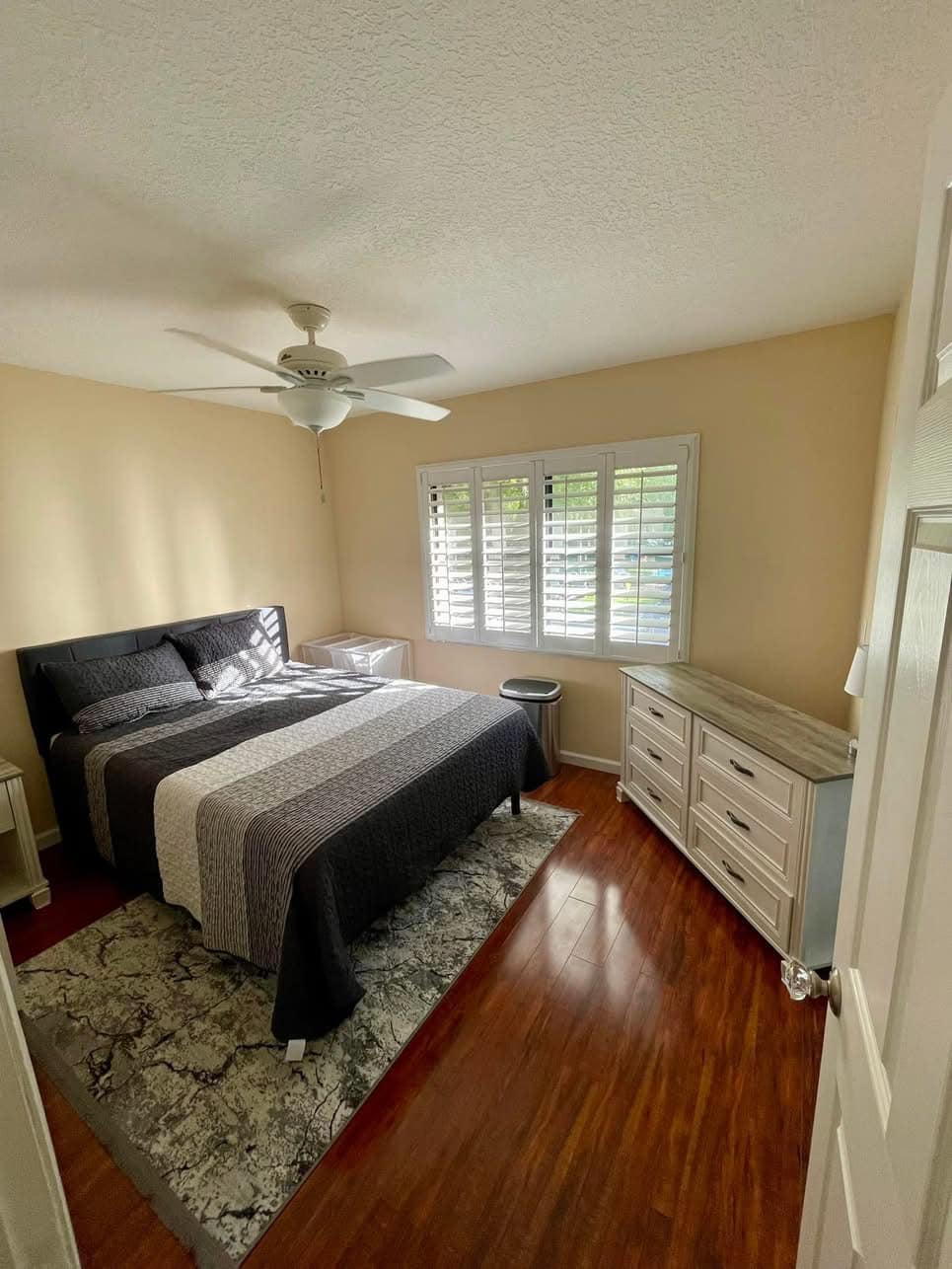 Listing photo 2 of 6