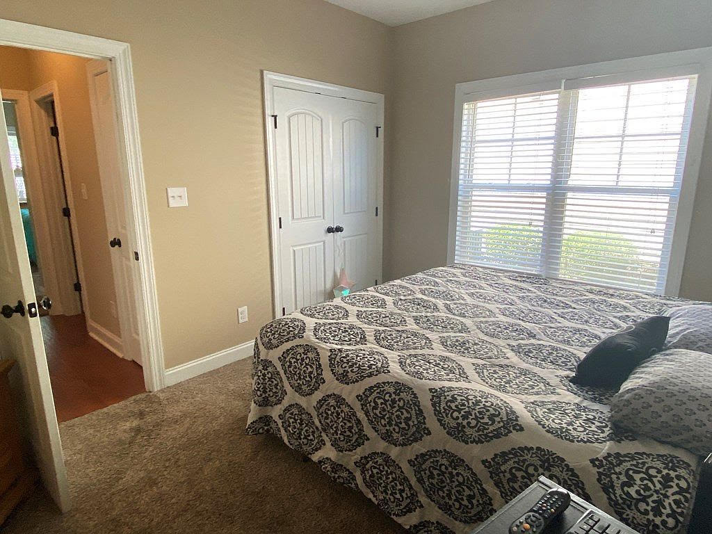 Listing photo 2 of 5